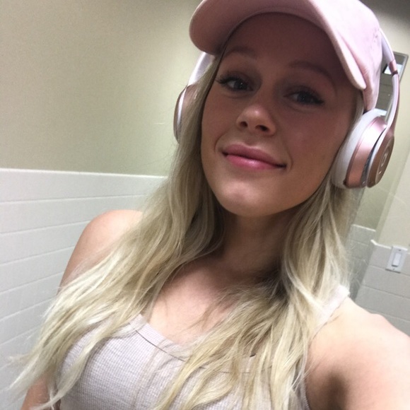 Hello! Name’s April - Picture 5 of 6